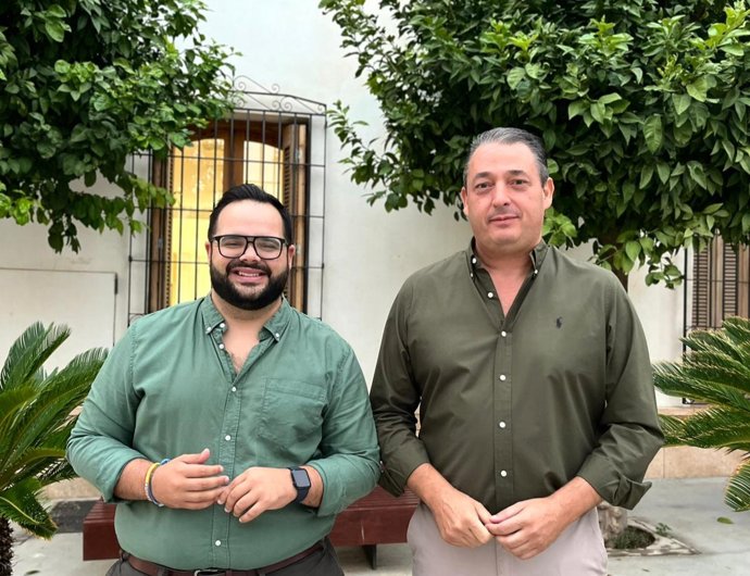 El diputado provincial de Sostenibilidad, Medio Natural y Captación de Fondos Europeos de Almería, José Juan Martínez, junto al alcalde de Zurgena, Domingo Trabalón, durante su encuentro para abordar el plan frente al virus del Nilo Occidental.