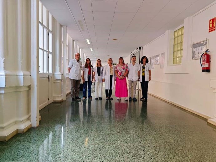 El equipo del Clínic a cargo de las glotoplastias junto a Sílvia Pérez-Pallarès.