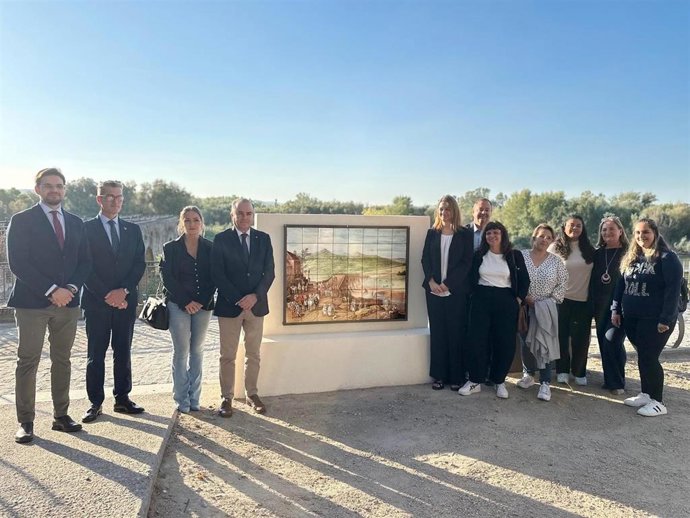 Un mural cerámico inspirado en un cuadro de Talavera del siglo XVI da la bienvenida en el Puente Viejo.