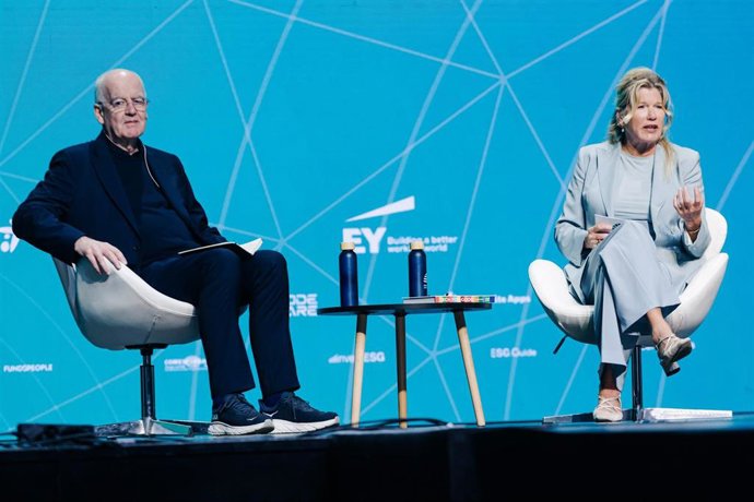 El fundador y embajador de Volans, John Elkington, y la Global Thought Leader de Capital and Tec, Marga Hoek, durante la primera jornada del ESG Summit Europe 2025, en el Teatro Príncipe Pío, a 7 de octubre de 2025, en Madrid (España). 