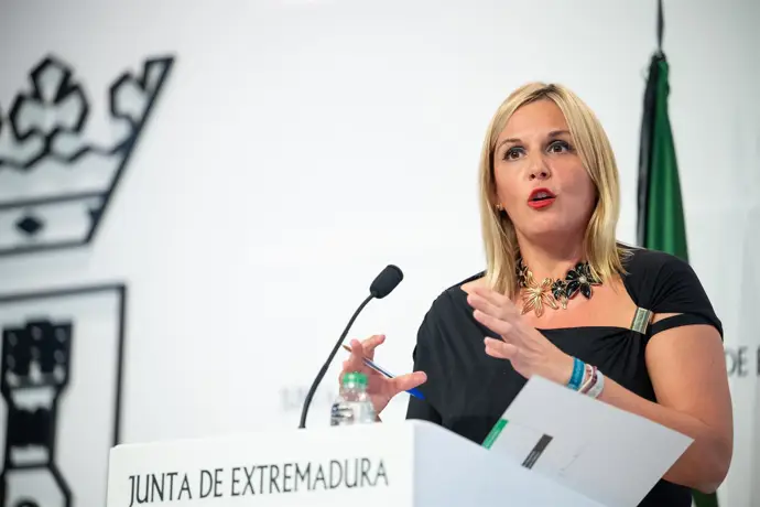 La portavoz de la Junta de Extremadura, Elena Manzano, en rueda de prensa