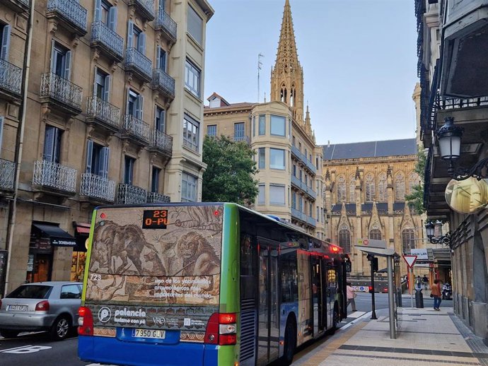 Autobús con publicidad de La Olmeda en San Sebastián.