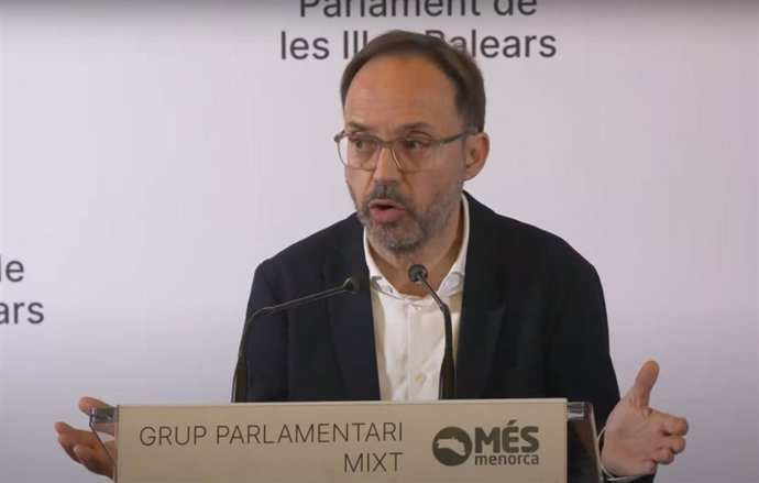 Archivo - El diputado de Més per Menorca, Josep Castells, en rueda de prensa.