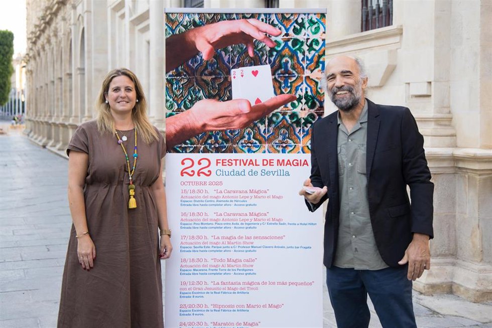 Presentación de la nueva edición del Festival de Magia ciudad de Sevilla, con la delegada de Cultura, Angie Moreno.