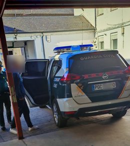 La Guardia Civil de Cacabelos (León) detiene al presunto autor de los hechos.