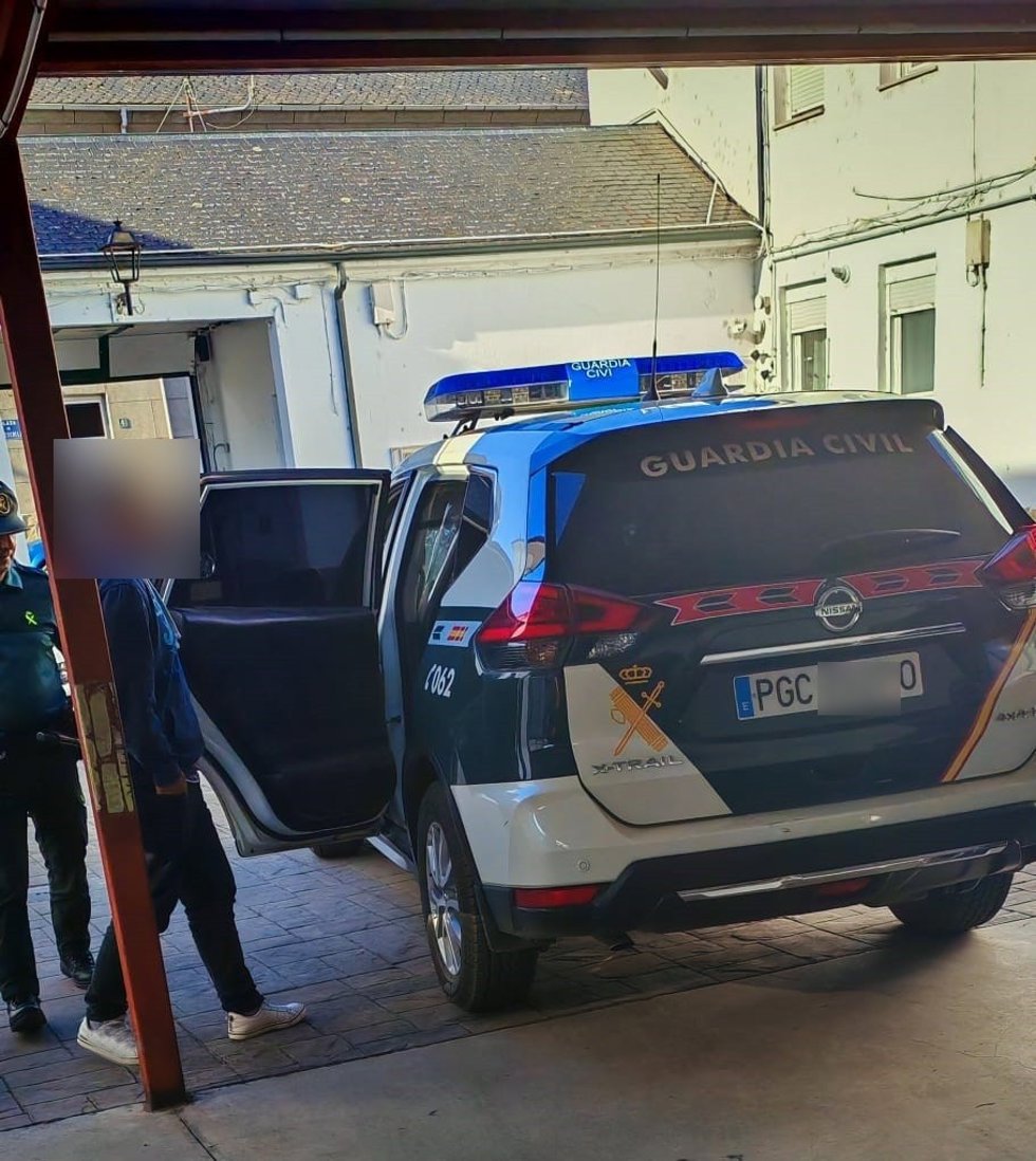 La Guardia Civil de Cacabelos (León) detiene al presunto autor de los hechos.
