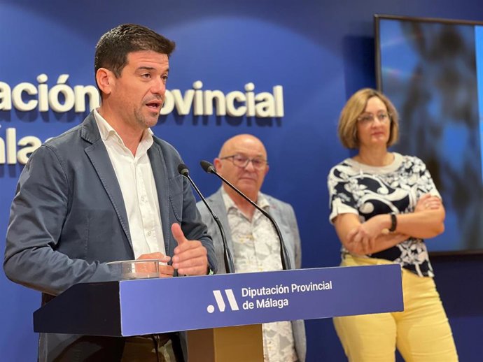 El vicepresidente de Infraestructuras y Territorio Sostenible de la Diputación de Málaga, Cristóbal Ortega, junto al alcalde de Villanueva de Tapia, Dionisio Aguilera, durante la presentación de este evento que tiene carácter oficial desde el año 1869