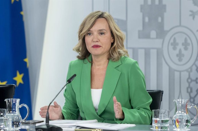 La ministra de Educación, Formación Profesional y Deportes y portavoz del Gobierno, Pilar Alegría, durante una rueda de prensa tras la reunión del Consejo de Ministros, en el Palacio de la Moncloa, a 7 de octubre de 2025, en Madrid (España).