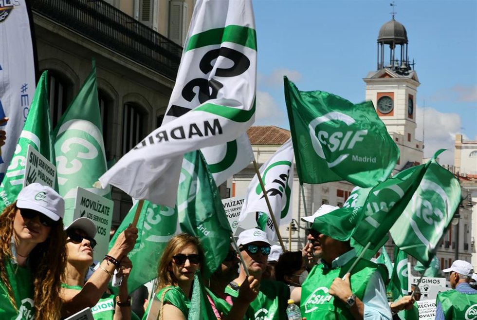 Archivo - Una mujer con una bandera de JUSAPOL durante una concentración de CSIF, frente al Ministerio de Hacienda y Función Pública, a 22 de junio de 2022, en Madrid (España).