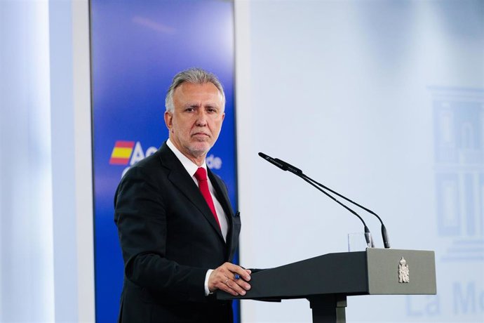 Archivo - El ministro de Política Territorial, Ángel Víctor Torres, durante una rueda de prensa posterior a la reunión entre el presidente del Gobierno y el presidente de la Comunidad Valenciana, a 4 de octubre de 2024, en Madrid (España).