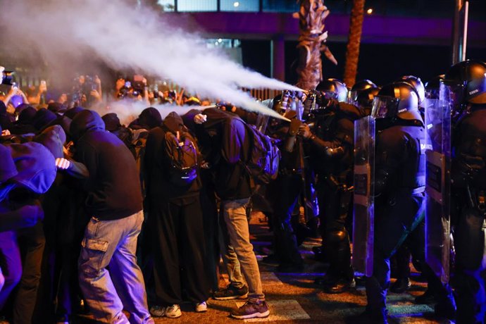 Els Mossos d'Esquadra durant una manifestació a favor de Palestina