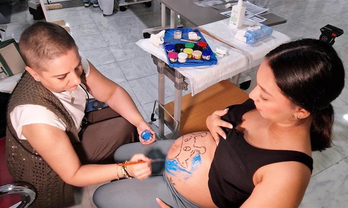 La actividad de 'belly painting' es una de las que se ha desarrollado en el Clínico San Cecilio con motivo de la Semana de la Lactancia Materna.