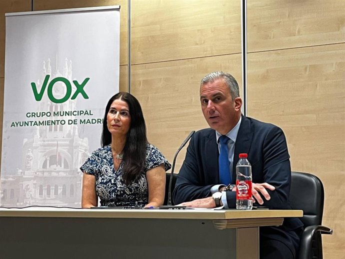 Rueda de prensa de este martes del portavoz de Vox en el Ayuntamiento, Javier Ortega Smith, y de la edil Carla Toscano