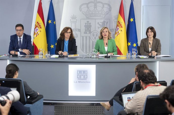 (E-D) O ministro da Transformação Digital e Administração Pública, Óscar López; a ministra da Saúde, Mónica García; a ministra da Educação, Treinamento Vocacional e Esporte e porta-voz do governo, Pilar Alegría; e a ministra da Ciência, Inovação e Inovaçã