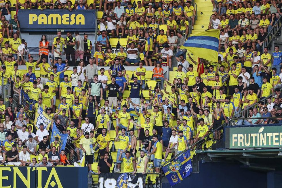 Aficionados del Villarreal CF en el Estadio de La Cerámica.