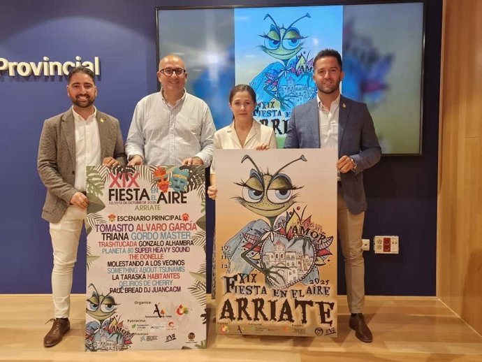 El vicepresidente y diputado provincial de Cultura, Manuel López Mestanza, junto al alcalde de Arriate, Francisco Javier Anet, y la responsable de Artes Escénicas de la Fundación Unicaja, Gema Domínguez, en la presentación del cartel y la programación