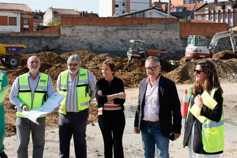 Visita de la alcaldesa de Gijón, Carmen Moriyón, acompaña del concejal de Infraestructuras Urbanas y Rurales, Gilberto Villoria, al nuevo paseo de Naval.