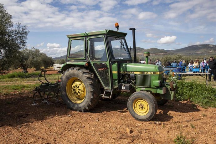Archivo - Un tractor en una explotación agraria