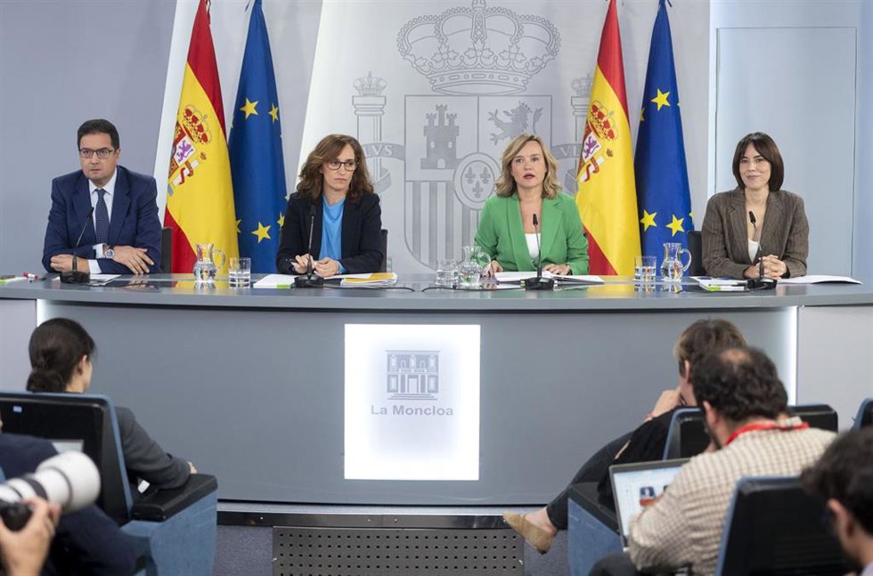 (I-D) El ministro de Transformación Digital y Función Pública, Óscar López; la ministra de Sanidad, Mónica García; la ministra de Educación, Formación Profesional y Deportes y portavoz del Gobierno, Pilar Alegría, y la ministra de Ciencia, Innovación y 