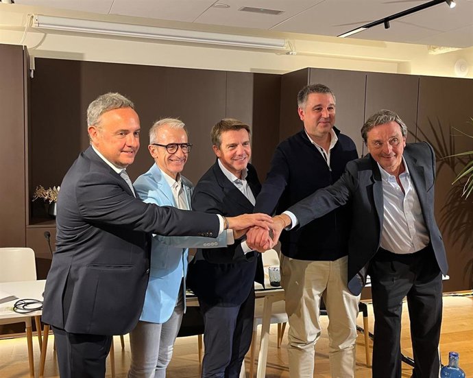 El presidente de Hostelería de España, José Luís Álvarez; el director del Gremi de Restauració, Roger Pallarols; el presidente de Barcelona Oberta, Gabriel Jené; el secretario general de Pimec, Josep Ginesta, y el director de RRII de Foment, Benet Maimí.