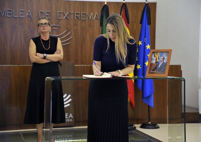 La presidenta de la Junta, María Guardiola, y la presidenta de la Asamblea de Extremadura, Blanca Martín, firman en el libro de condolencias en memoria de Guillermo Fernández Vara