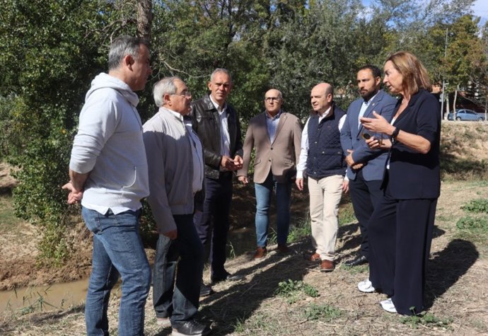 Los diputados autonómicos de Vox en las Cortes de Aragón Santiago Morón y Carmen Rouco con miembros de este partido en Cuarte de Huerva.