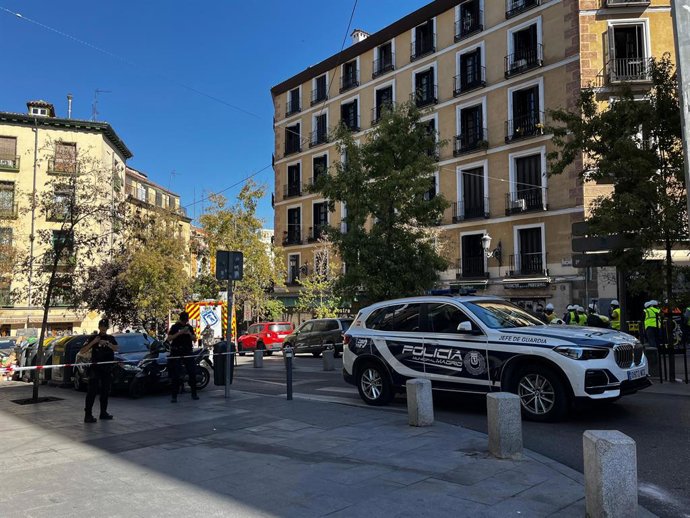 Once dotaciones de Bomberos trabajan en el derrumbe parcial de un edificio en la zona de Ópera