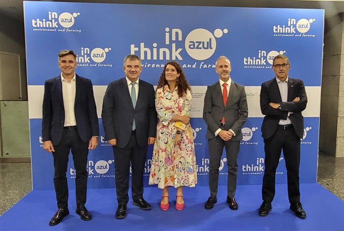 El consejero de Medio Ambiente, Universidades, Investigación y Mar Menor, Juan María Vázquez, junto con la secretaria general de Investigación del Ministerio de Ciencia, Innovación y Universidades, Eva Ortega, y el rector de la UMU, José Luján