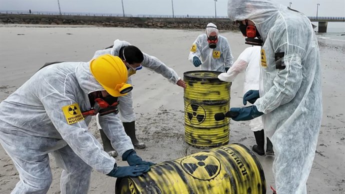 Ecoloxistas en Acción simula la aparición de bidones radiactivos en Vigo para alertar de este riesgo en la costa