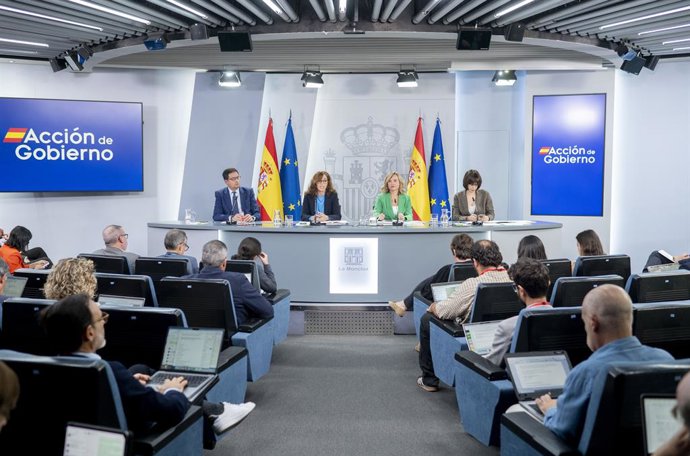 (E-D) O ministro da Transformação Digital e Administração Pública, Óscar López; a ministra da Saúde, Mónica García; a ministra da Educação, Treinamento Vocacional e Esporte e porta-voz do governo, Pilar Alegría; e a ministra da Ciência, Inovação e Inovaçã