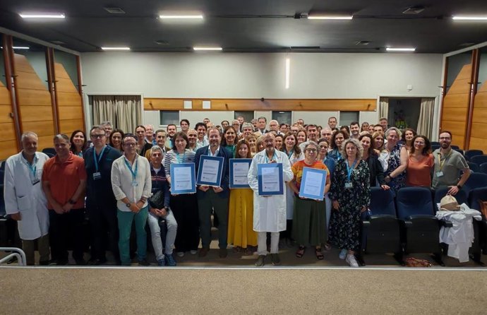 El director gerente de la Fundación Progreso y Salud, Gonzalo Balbontín, y el director gerente del HRUM, José Antonio Ortega, acompañados por parte del equipo directivo, la Unidad de Calidad del hospital y representantes de las unidades reconocidas.