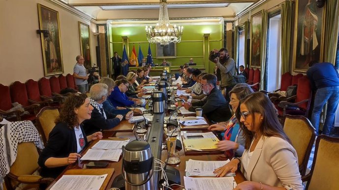 Concejales del Ayuntamiento de Oviedo en el pleno municipal de octubre.