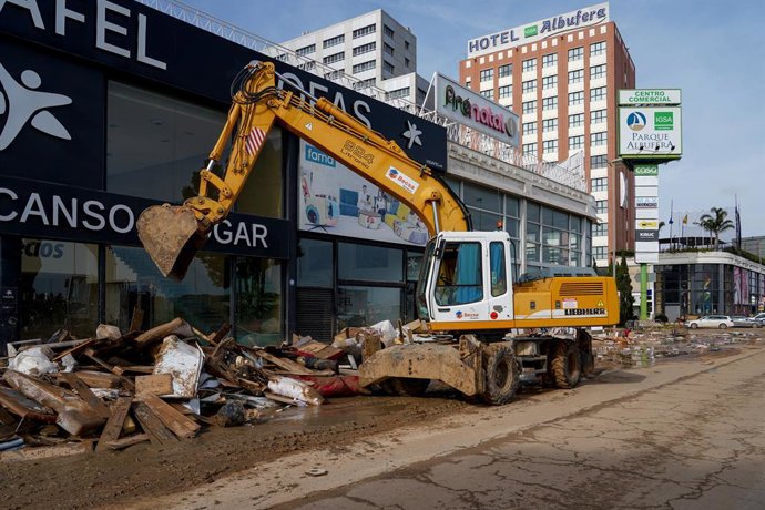 Archivo - Arxiu - Una grua arreplega els enderrocs en el polígon d'Alfafar