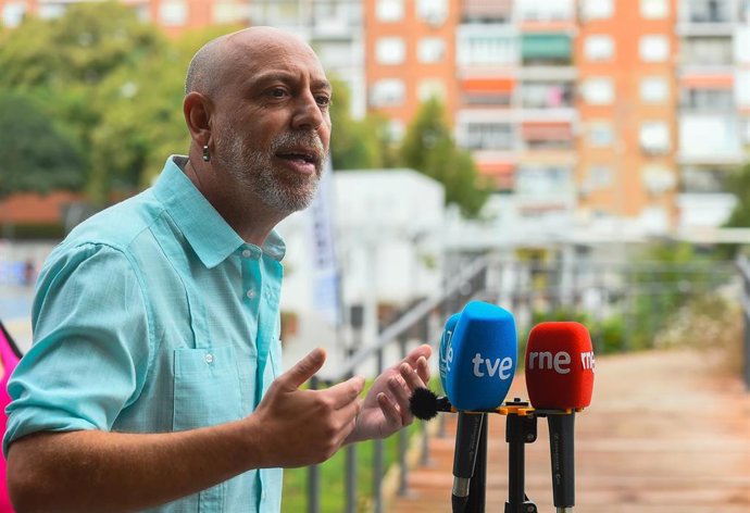 El portavoz de IU Andalucía y secretario general del PCA, Ernesto Alba, en rueda de prensa en Málaga. (Foto de archivo).
