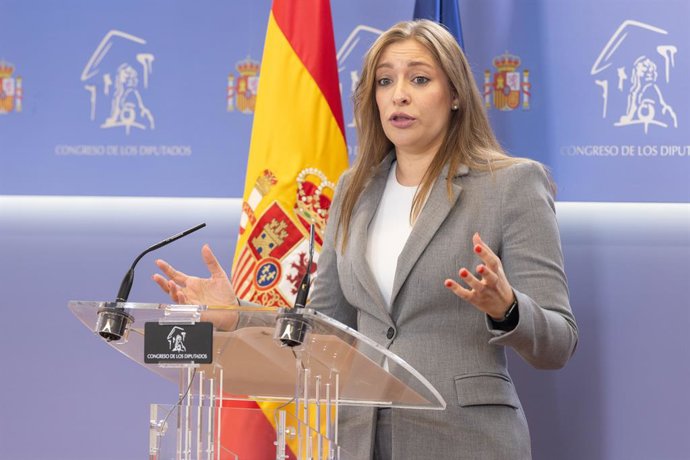 A porta-voz do PP no Congresso, Ester Muñoz, durante uma coletiva de imprensa após a Reunião de Porta-vozes, no Congresso dos Deputados, em 7 de outubro de 2025, em Madri (Espanha).
