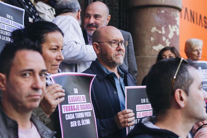 El secretario general de CCOO Aragón, Manuel Pina, en una concentración a las puertas de su sede.