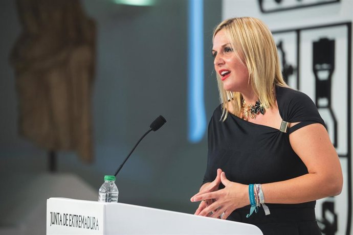La portavoz de la Junta de Extremadura, Elena Manzano, en rueda de prensa
