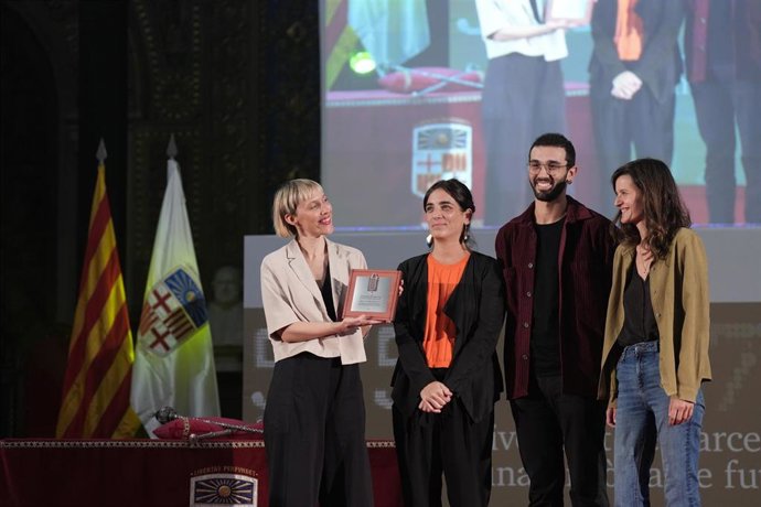 La consellera de Investigación y Universidades de la Generalitat, Núria Montserrat, en el momento otorgar las distinciones Jaume Vicens Vives, durante la apertura del curso universitario 2025-2026 de Catalunya en la UB, este martes.