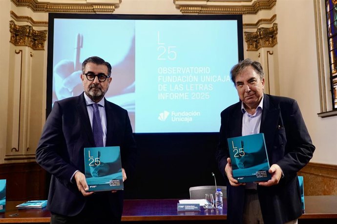 El director de Actividades Culturales de la Fundación Unicaja, José María Luna, y el director del proyecto, el Catedrático Enrique Baena, han presentado este martes el Informe 2025, que ofrece una visión de la literatura andaluza en las últimas décadas