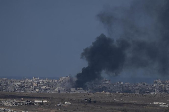 Columna de humo tras un bombardeo del Ejército de Israel contra la Franja de Gaza