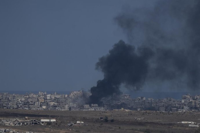 07 October 2025, Israel, ---: Smoke is seen from the Israeli side of the border with Gaza,  following an attack on Gaza strip. Photo: Ilia Yefimovich/dpa