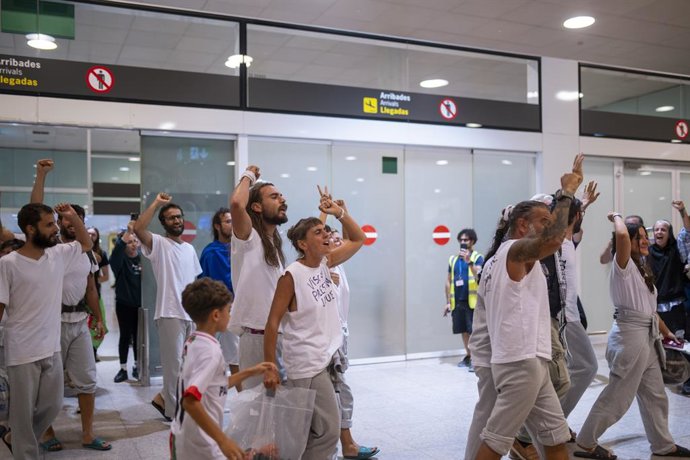 Chegada da flotilha no Aeroporto Josep Tarradellas Barcelona-El Prat, em 6 de outubro de 2025, em Barcelona, Catalunha (Espanha). Um grupo de 27 espanhóis da flotilha Global Sumud que permaneceu em Israel retornou à Espanha em três voos, um militar e outr