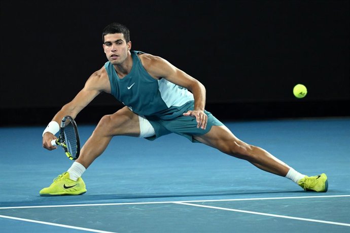 Archivo - 21 January 2025, Australia, Melbourne: Spanish tennis player Carlos Alcaraz hits a forehand return against Serbia's Novak Djokovic during their men's singles quarterfinal tennis match on day ten of the Australian Open tennis tournament at Melbou