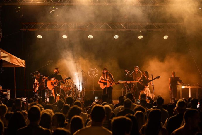 El cantante gallego Carlos Ares fue el primer artista en participar en esta novena edición en la plaza de la iglesia de Sant Ferran.