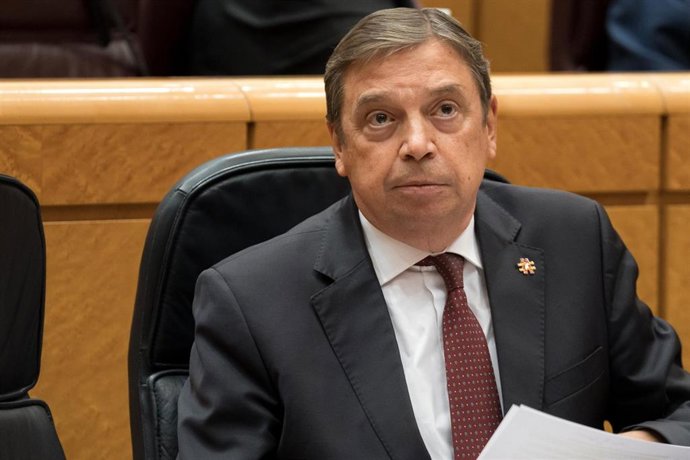 El ministro de Agricultura, Pesca y Alimentación, Luis Planas, durante una sesión de control al Gobierno, en el Senado, a 30 de septiembre de 2025, en Madrid (España)