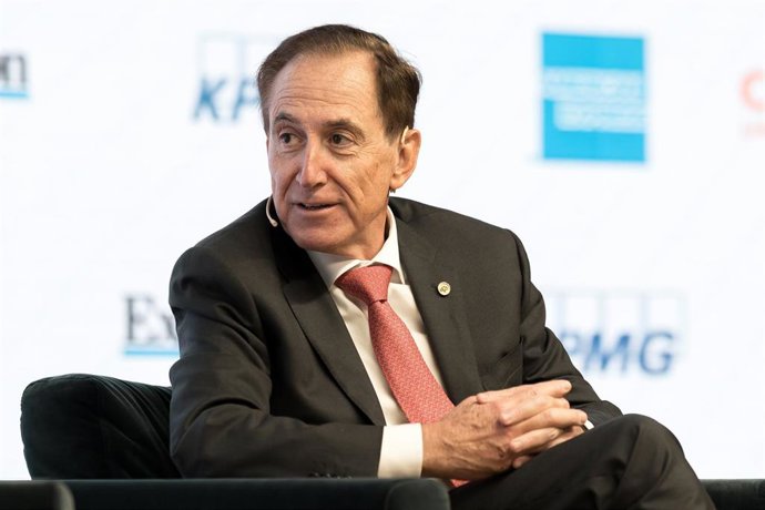 El presidente de Mapfre, Antonio Huertas, interviene en la segunda jornada del XVI Encuentro Financiero del sector bancario, organizado por 'Expansión', KPMG, American Express y Cunef Universidad, en el auditorio El Beatriz, a 7 de octubre de 2025, en Mad