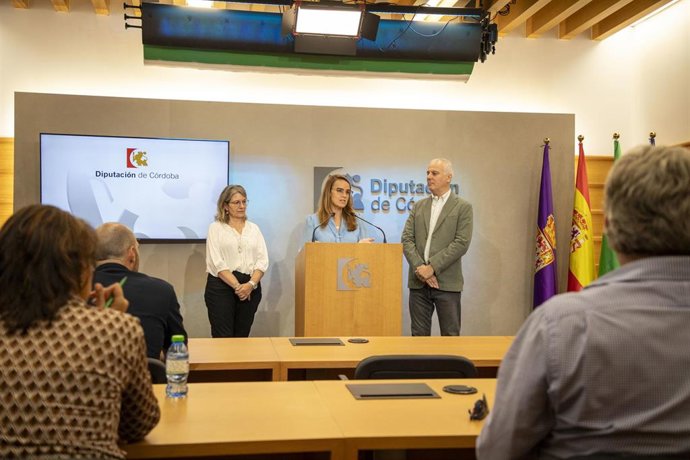 La delegada de Desarrollo Tecnológico, Transformación Digital y Juventud de la institución provincial, Sara Alguacil (centro), en la presentación de la iniciativa.