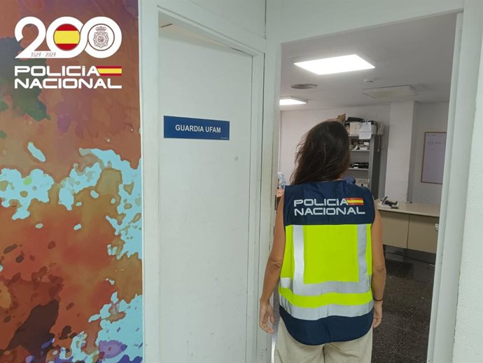 Una agente de la Policía Nacional, de espaldas.