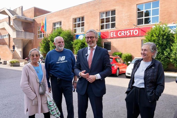 El diputado de Vox en la Junta General, Javier Jové, junto a usuarios de las instalaciones deportivas de El Cristo.