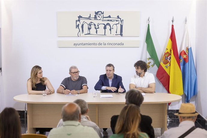 Firma de un convenio de La Rinconada con CCOO y UGT sobre seguridad laboral y modelo agroespacial.